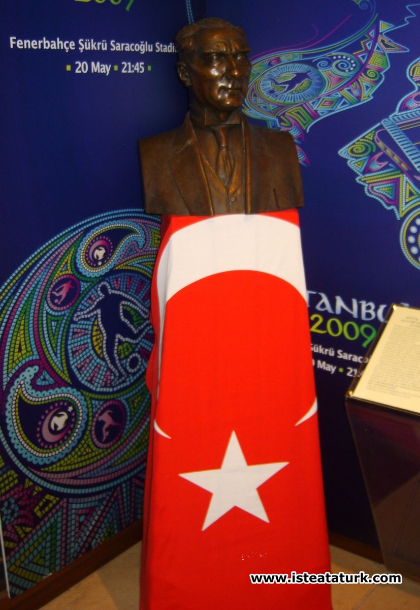Fenerbahçe Kulübü Müzesi'nde yer alan Atatürk büstü.