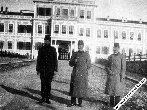 Mustafa Kemal, 3. Ordu Karargâhı'nın önünde, ...