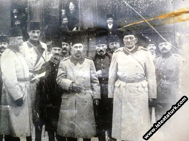 Mustafa Kemal yerli ve yabancı askeri heyetlerle ...