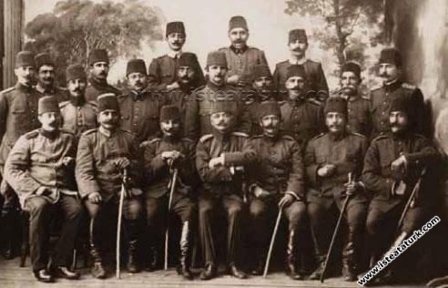 Mustafa Kemal'in Kurmay Başkanı olduğu Hareket Ordusu'ndan bir grup subay ile birlikte. (04.1909)