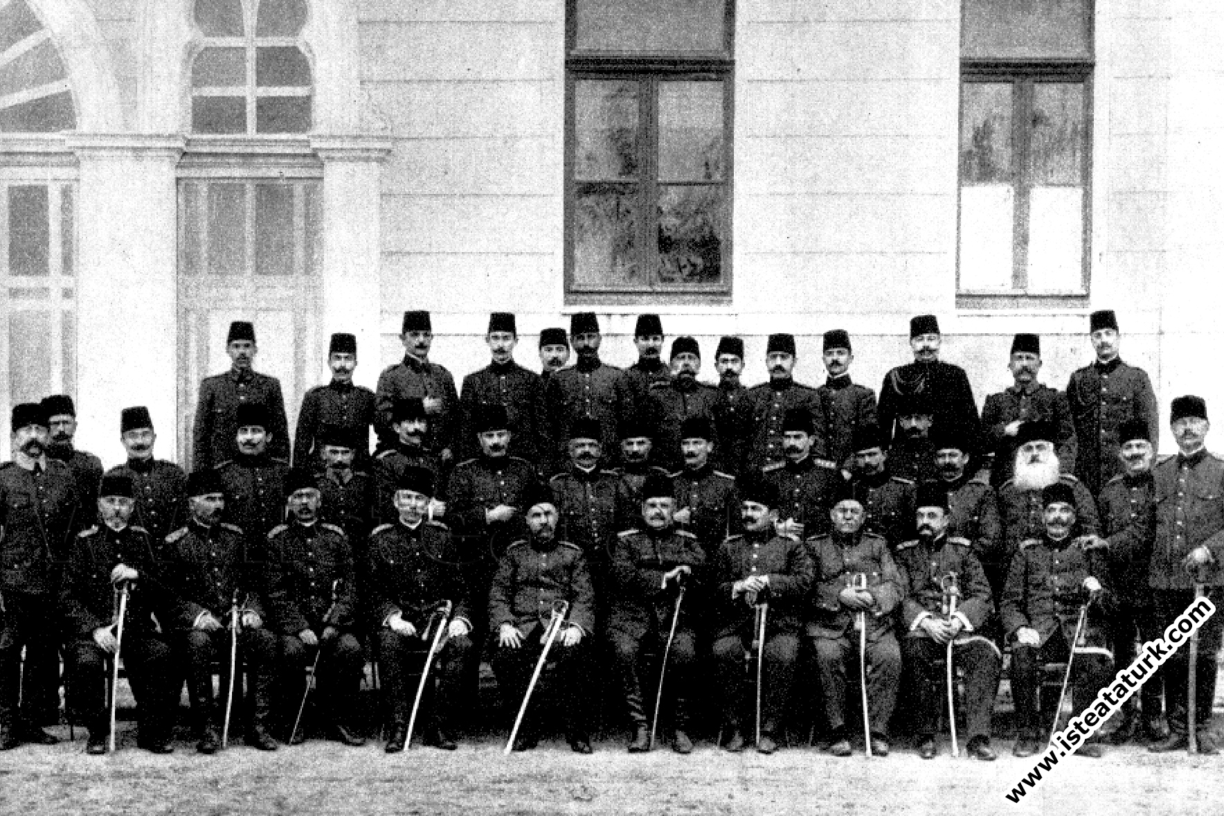 Hareket Ordusu Erkanı ile Selanik'te III.Ordu I.Tümen subayları ile. (13.04.1909)