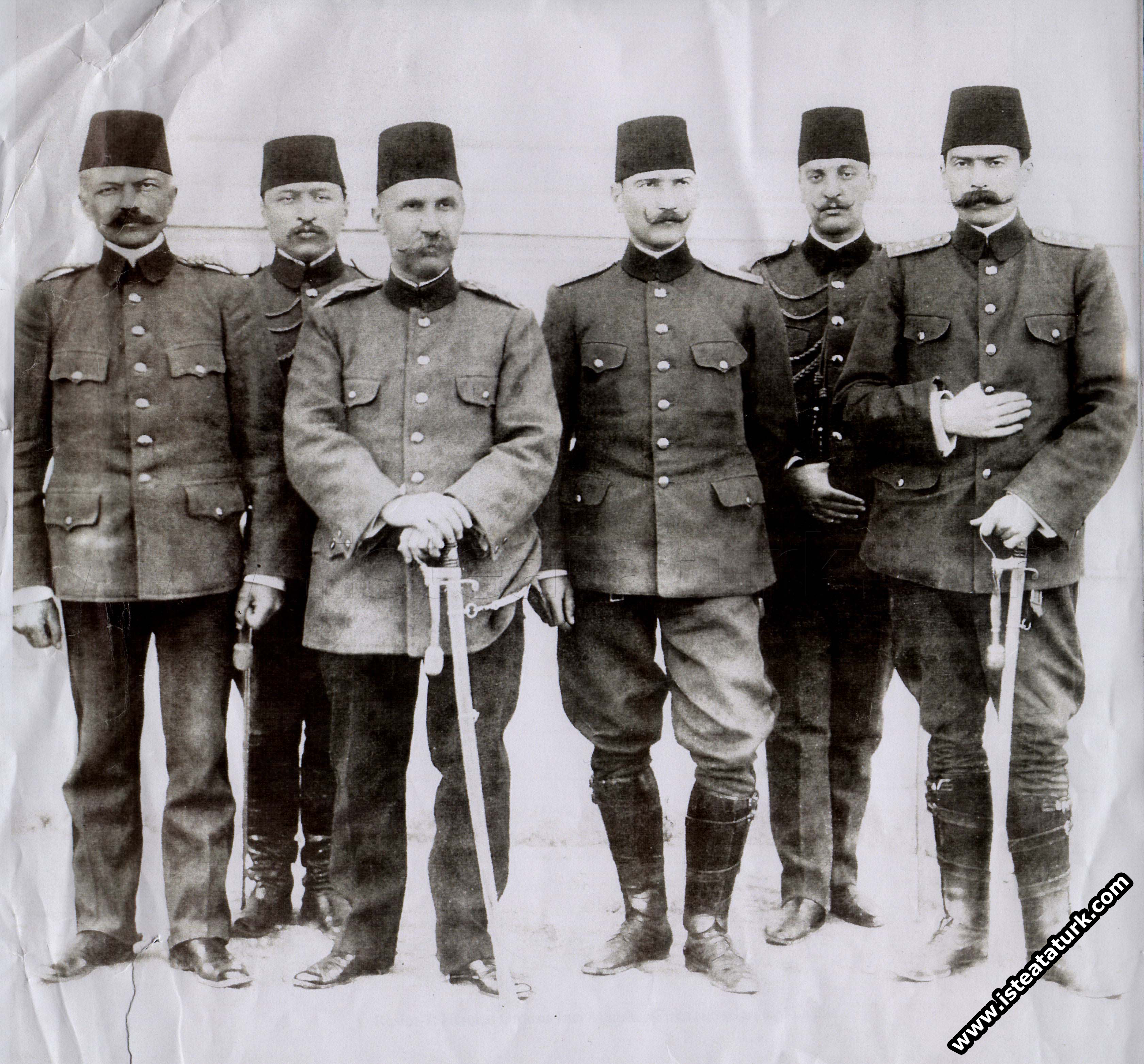 Hareket Ordusu Birinci Mürettep Kurmay Heyeti toplu bir halde, Selanik. (13.04.1909)