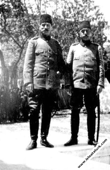 Mustafa Kemal bir subay arkadaşıyla Taksim Kış...