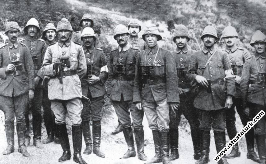 Anafartalar Grup Komutanı Mustafa Kemal muharebe arkadaşlarıyla. (1915)
