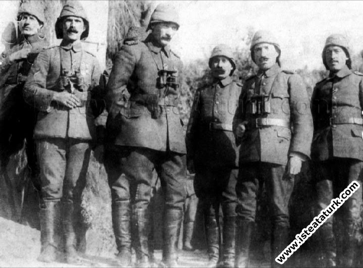 Anafartalar Grup Kararağahı önünde (Çanakkale Conkbayırı'nda), Grup Kumandanı Albay Mustafa Kemal ve arkadaşları. (26.04.1915)