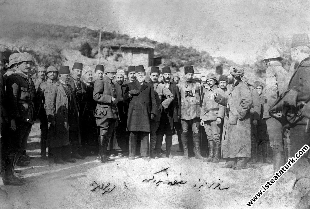 Anafartalar Grubu Komutanı Kurmay Albay Mustafa Kemal cepheyi ziyarete gelen milletvekillerine savaş alanında bilgi verirken. (03.11.1915)