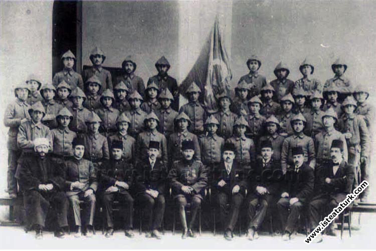 Edirne'de Öğretmen Okulu öğrencileri ile birlikte. (22.02.1916)
