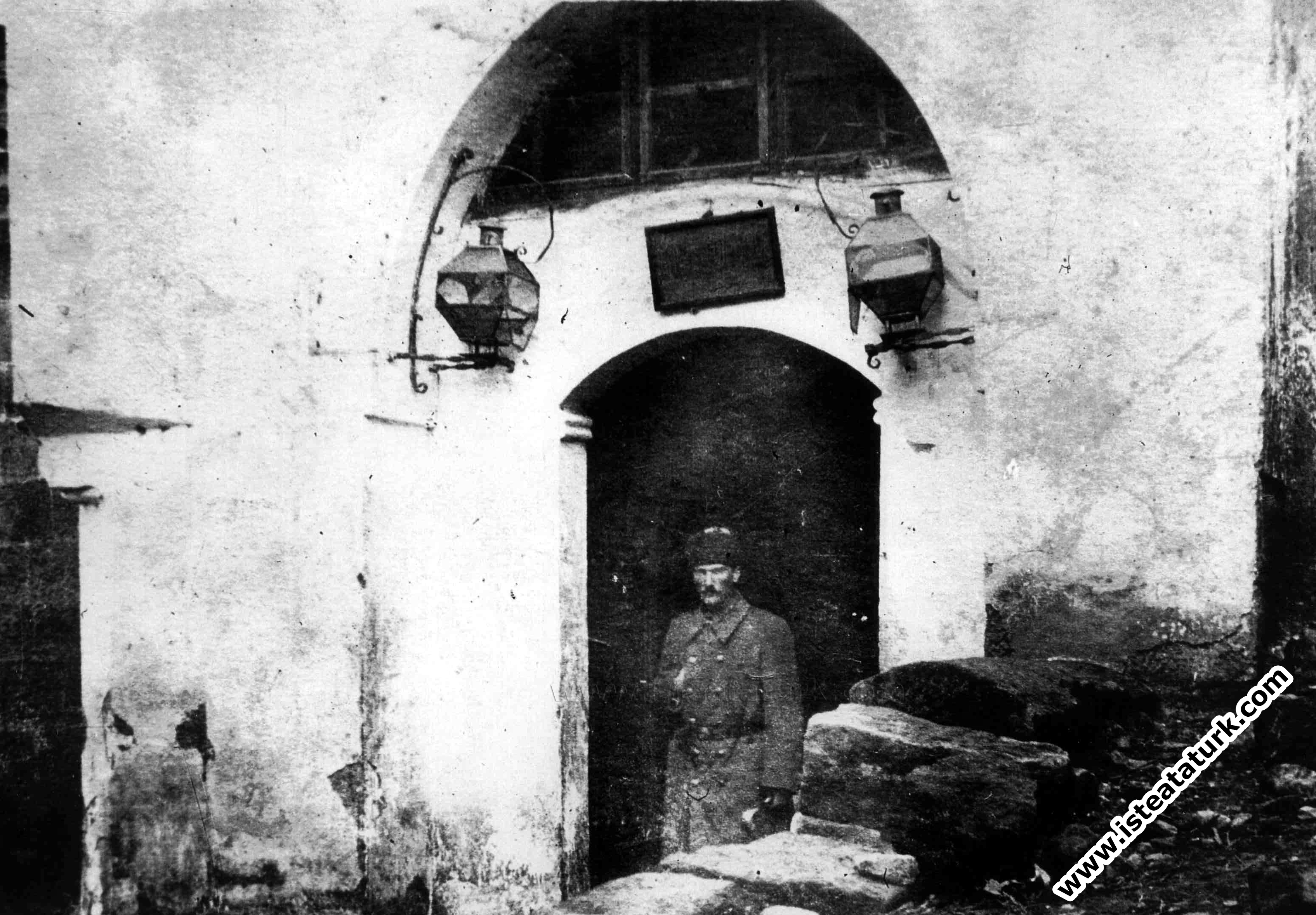II. Ordu Komutanı Mustafa Kemal Diyarbakır'da karargah binası kapısında. (22.03.1917)