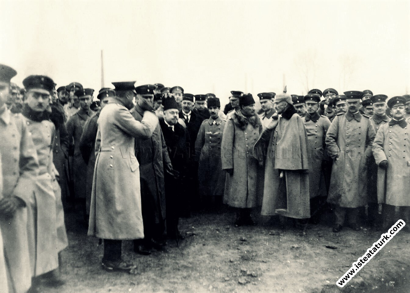 Veliahd Vahdettin'in Almanya seyahatinde yanında olan General Mustafa Kemal ve Berlin Büyükelçisi Hakkı Paşa bir tatbikat sırasında. (19.12.1917)