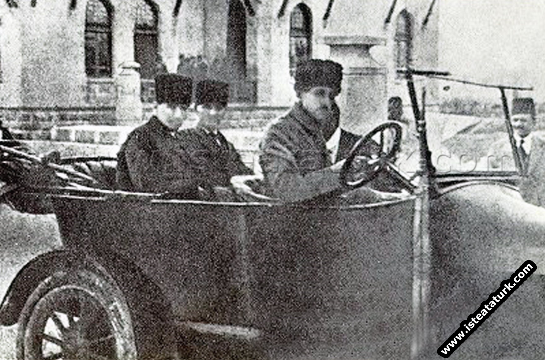 Meclis çıkışında otomobille giderken, Ankara. (01.10.1920)