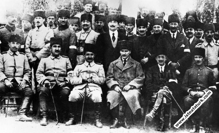 Yakın arkadaşlarıyla birlikte, Ankara'da at yarışlarında. (30.10.1920)