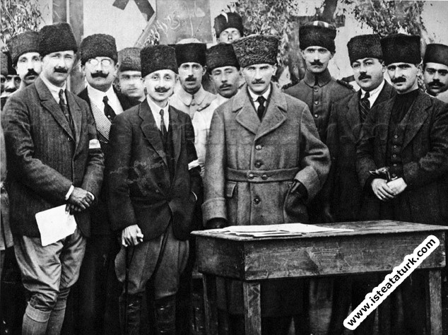 Yakın arkadaşlarıyla Ankara'da bir at yarışında. (30.10.1920)