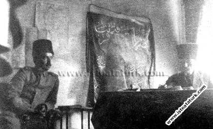 Gazi ve İsmet Paşa Ankara Ziraat Mektebi'nin bir odasında çalışıyorlar. (1920)