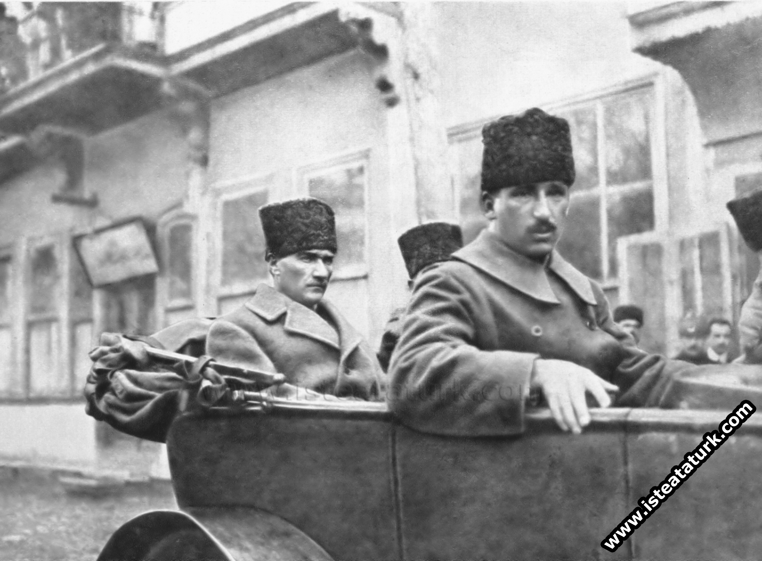 Mustafa Kemal, Birinci İnönü Savaşın'dan sonra Binbaşı Osman Tufan ile Batı Cephesini ziyarete giderken. (9-11.01.1921)