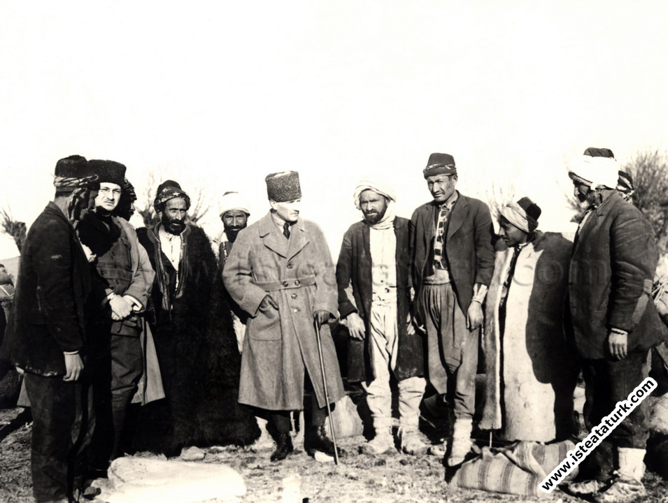Cepheye yiyecek götüren devecilerle, Ankara yakınlarında Gölbaşı’nda. (6.03.1921)