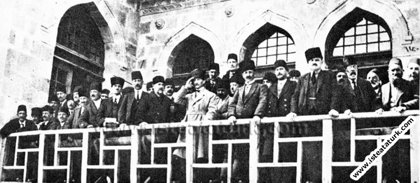 İkinci İnönü Zaferinden sonra Mustafa Kemal TBMM önünde Kahraman Türk Ordusunu selamlarken. (02.04.1921)