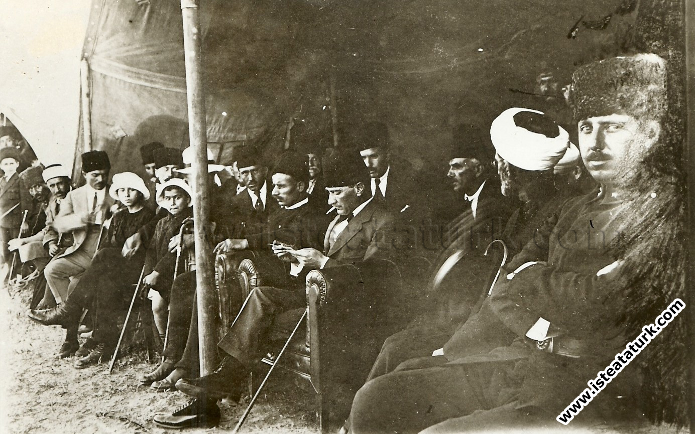 Subay Talimgahında büyük çadırın içinde. Solunda bulunanlar o zaman Ankara'da bulunan Bulgaristan temsilcileridir. (24.04.1921)