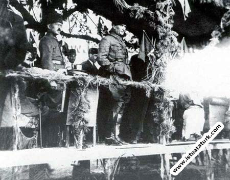 Başkomutan Mustafa Kemal Paşa, Ankara Hipodrom'da, komutanlar ile at yarışlarında. (11.11.1921)