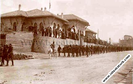 Mustafa Kemal, nihai zafere giden askeri birliklerle geçit töreninde. (25.12.1921)