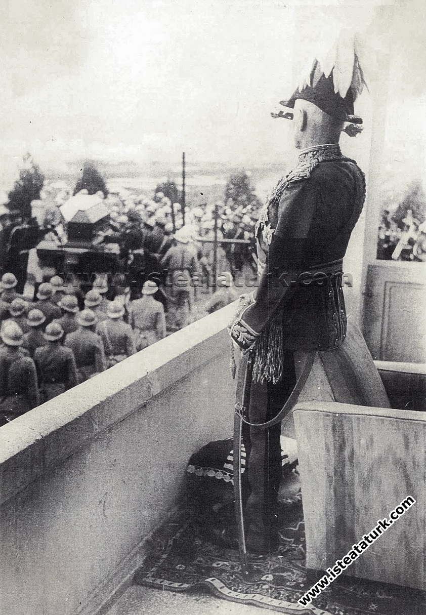 Cenaze Törenini izlemeye gelen Mareşal Lord Birdwood Halkevi balkonunda, Ankara. (21 Kasım 1938)