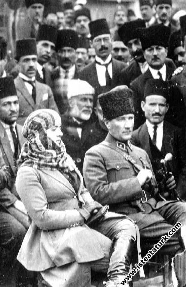 Mersin Millet Bahçesi’nde Latife hanım ile birlikte. (17 Mart 1923)