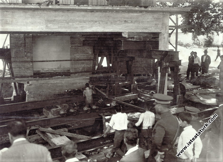 Yalova'da Millet Çiftliği’nde raylı evin inşaatında. (24 Temmuz 1930)