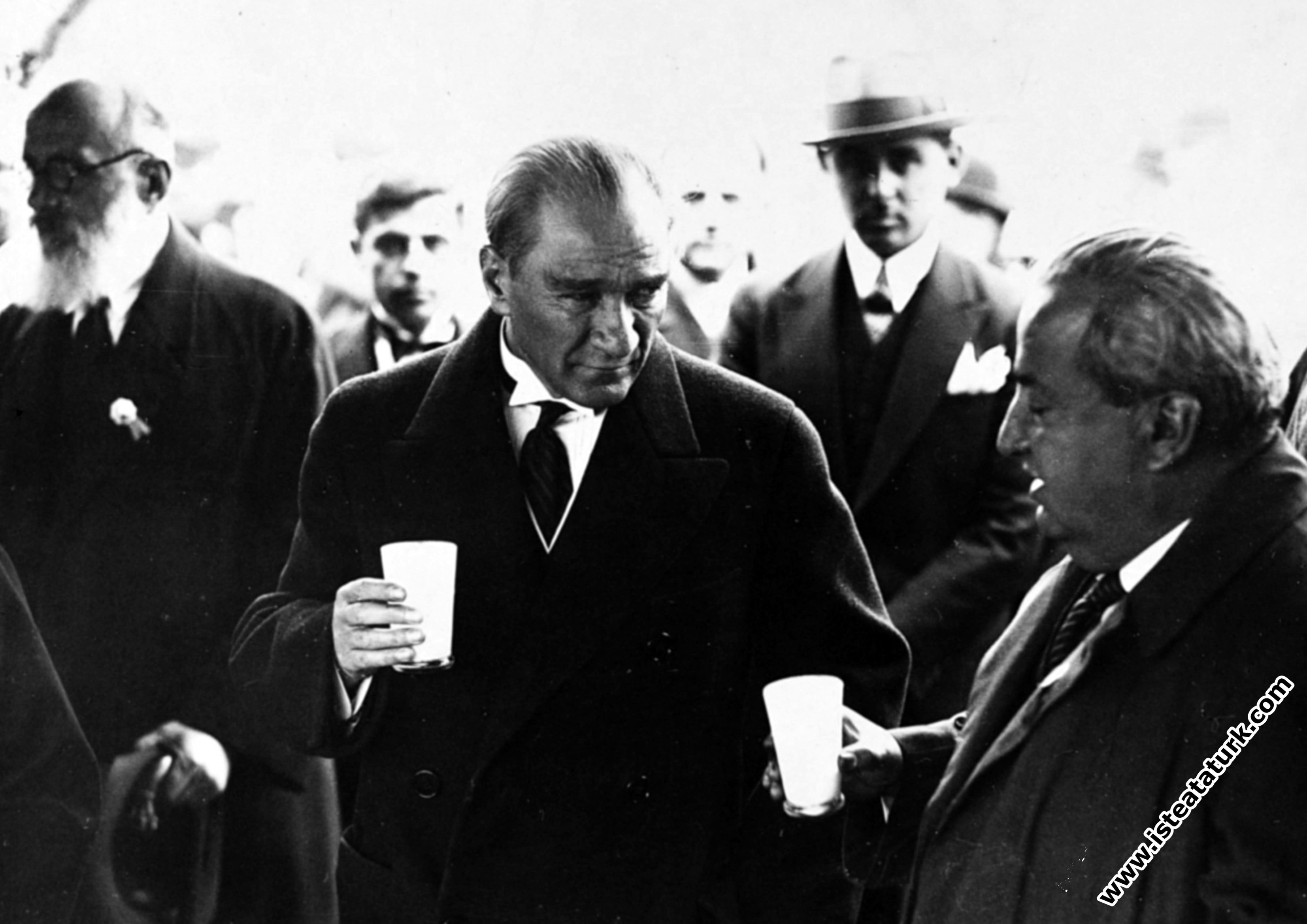 Atatürk ve Yunus Nadi