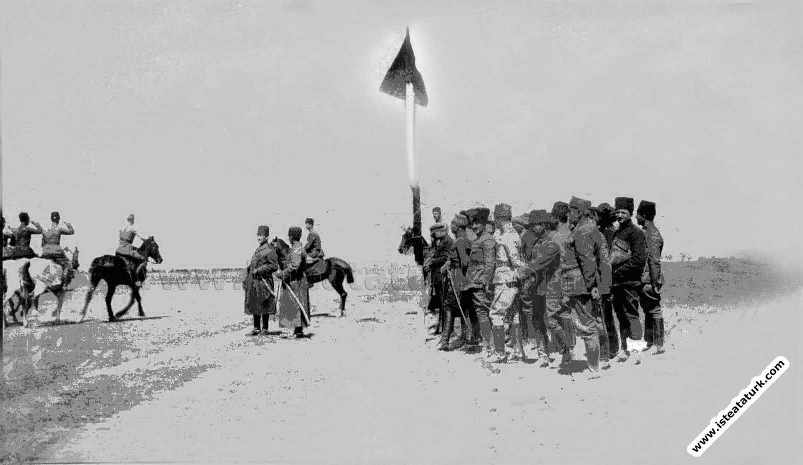 Başkomutan Gazi Mustafa Kemal Paşa, Ilgın Manevraları'nda Büyük Taarruz öncesi ordunun hazırlıklarını denetliyor. (01.04.1922)