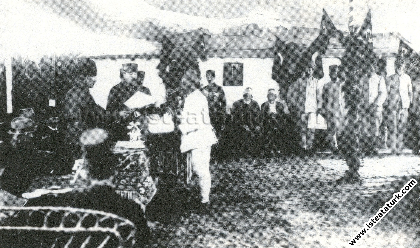 Mustafa Kemal, Konya Nalbant Okulu öğrencilerini...
