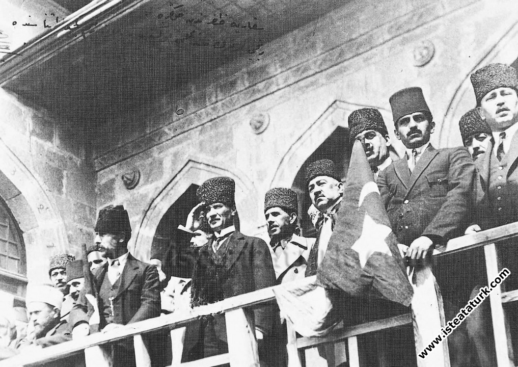 Mustafa Kemal, Meclis balkonundan askerleri selamlarken. (28.05.1922)