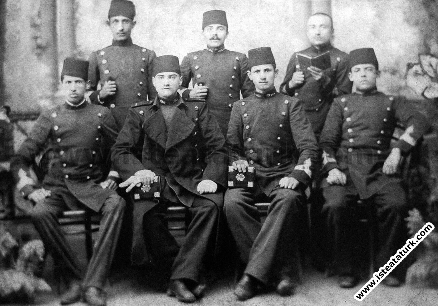 İstanbul Harp Akademisinde Mustafa Kemal'in sağında. (1902-1905) 