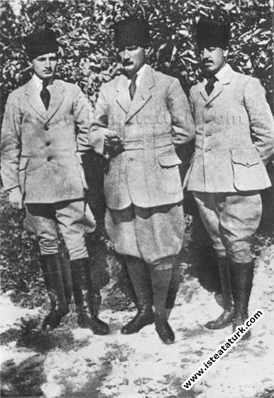 Mustafa Kemal Erzurum Kongresi günlerinde Muzaffer Kılıç ve Cevat Abbas Gürer'le (23 Temmuz - 7 Ağustos 1919)