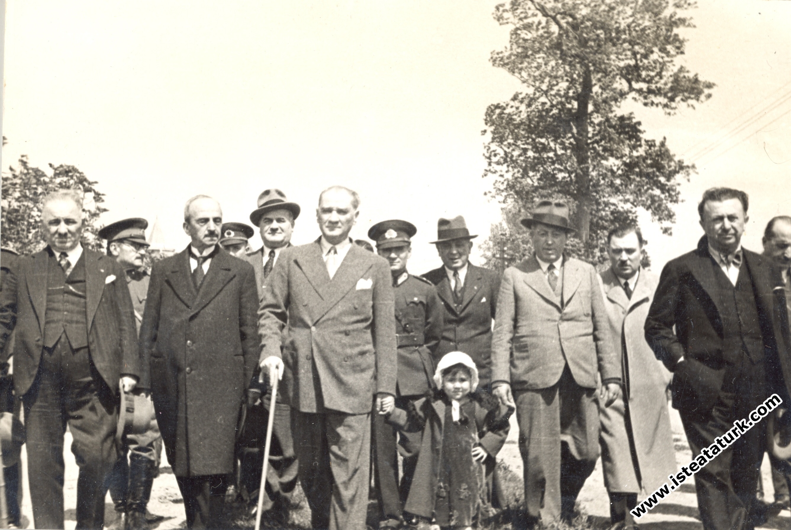 Fener yolunda, Ülkü'nün elini Atatürk ile birlikte tutarken, İstanbul. (17 Mayıs 1936)
