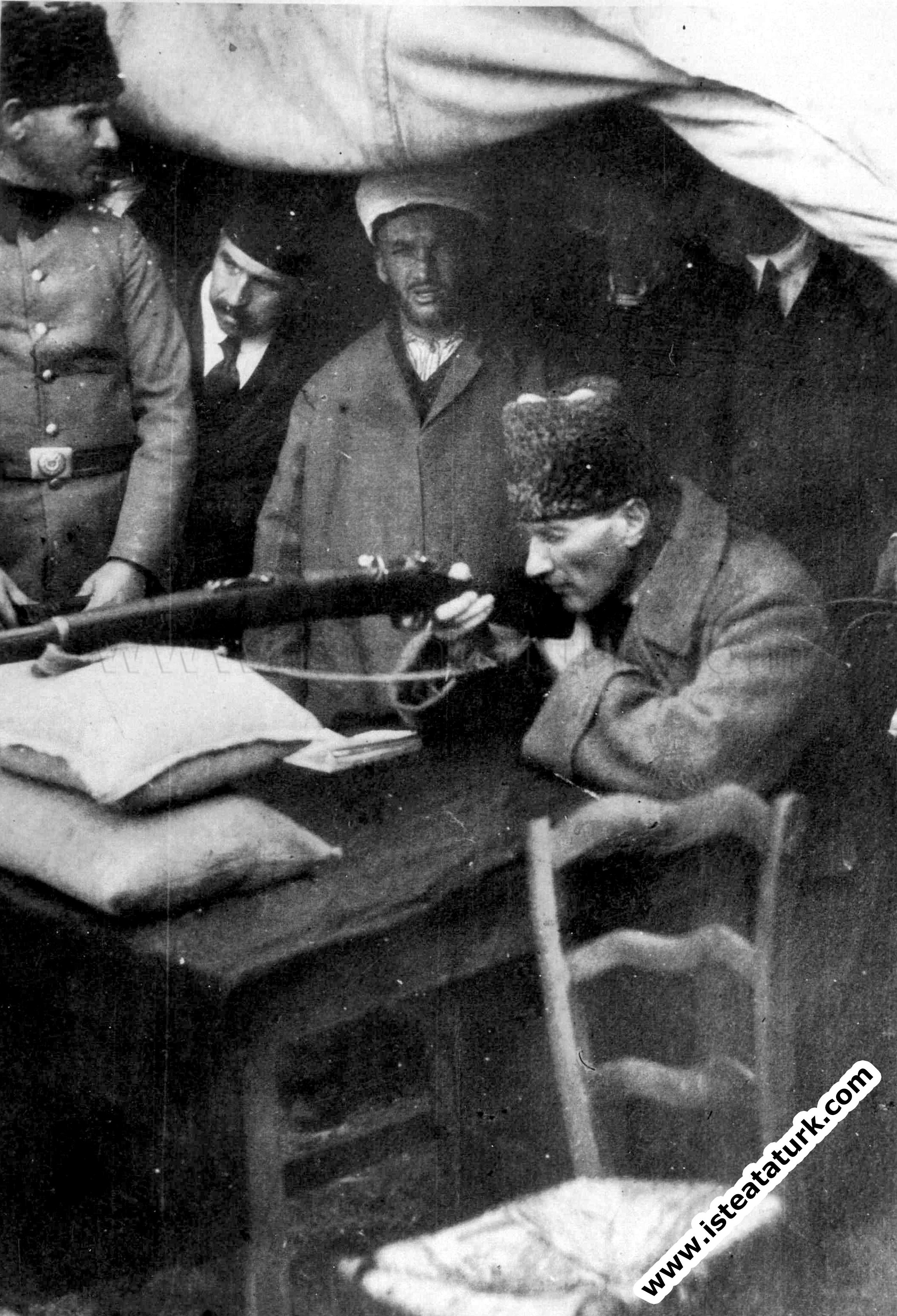 Başkomutan Mustafa Kemal, Büyük Taarruz'dan önce poligonda mavzerle ateş talimi yaparken. (08.1922)