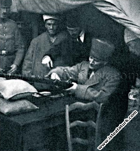 Başkomutan Mustafa Kemal, Büyük Taarruz'dan önce poligonda mavzerle ateş talimi yaparken. (08.1922)