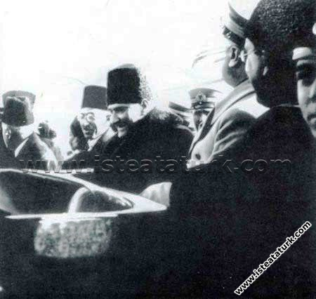 Başkomutan Mustafa Kemal, Manisa'da cirit oynayan...