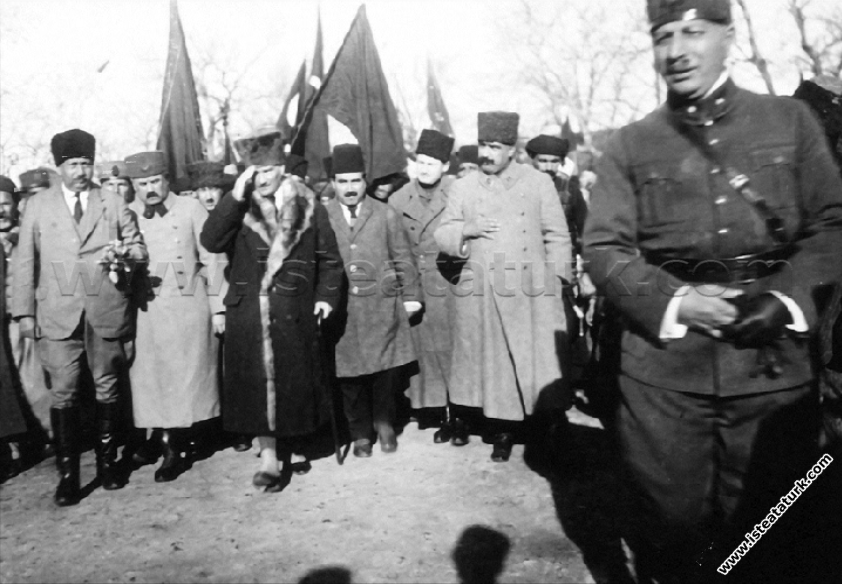 Başkomutan Mustafa Kemal, Manisa'da Genel Kurmay ...