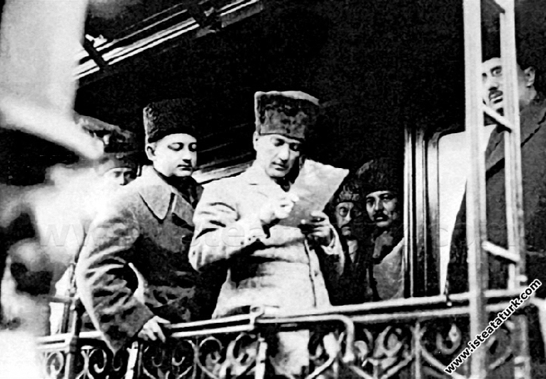 Başkomutan Mustafa Kemal Paşa, annesi Zübeyde H...
