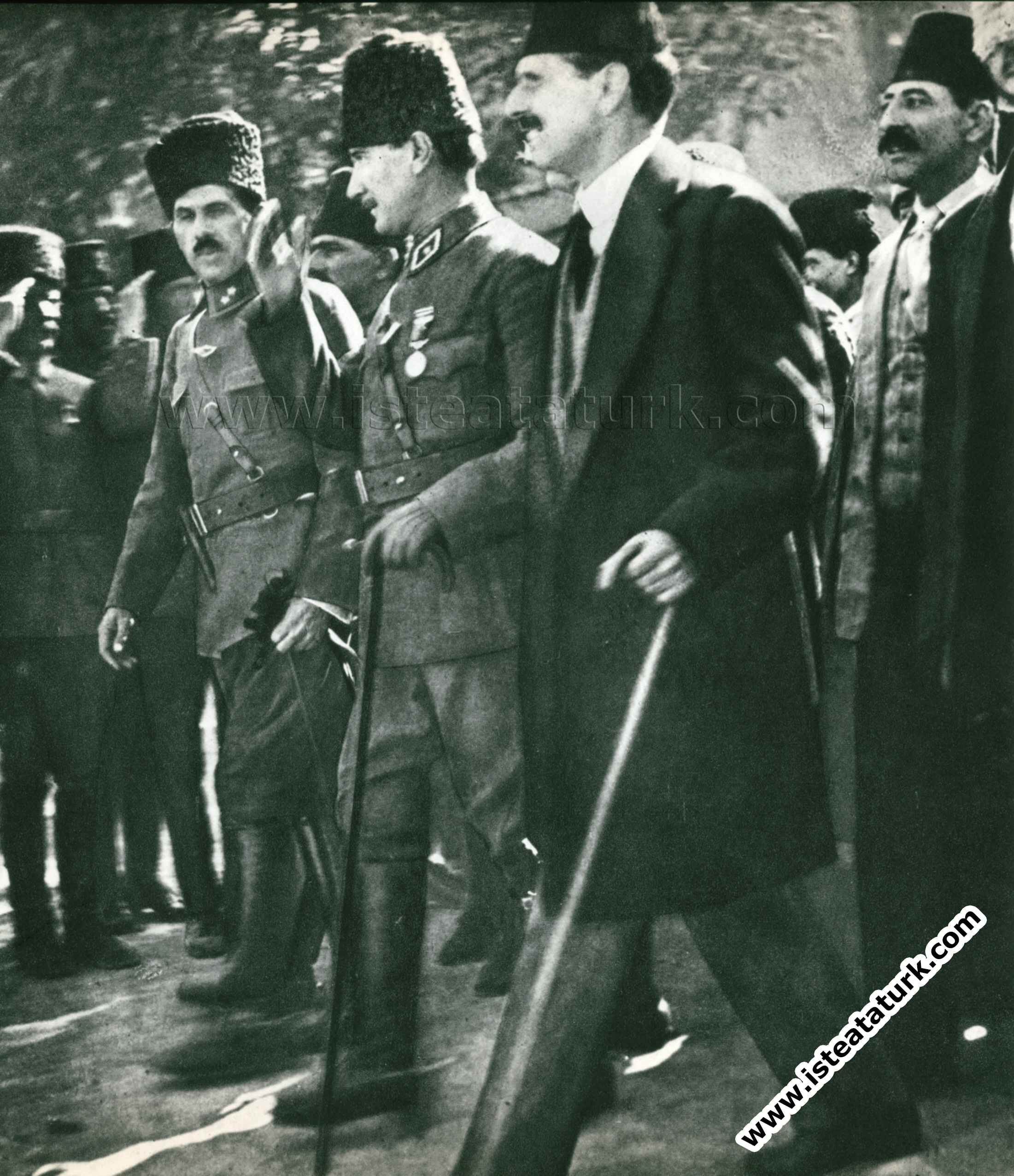 Büyük Taarruz'a yaklaşılan o günlerde kendilerini karşılayan Ankara'lılara Kazım Özalp ve Dr. Adnan Adıvar'la birlikte selam veriyor. (1922)