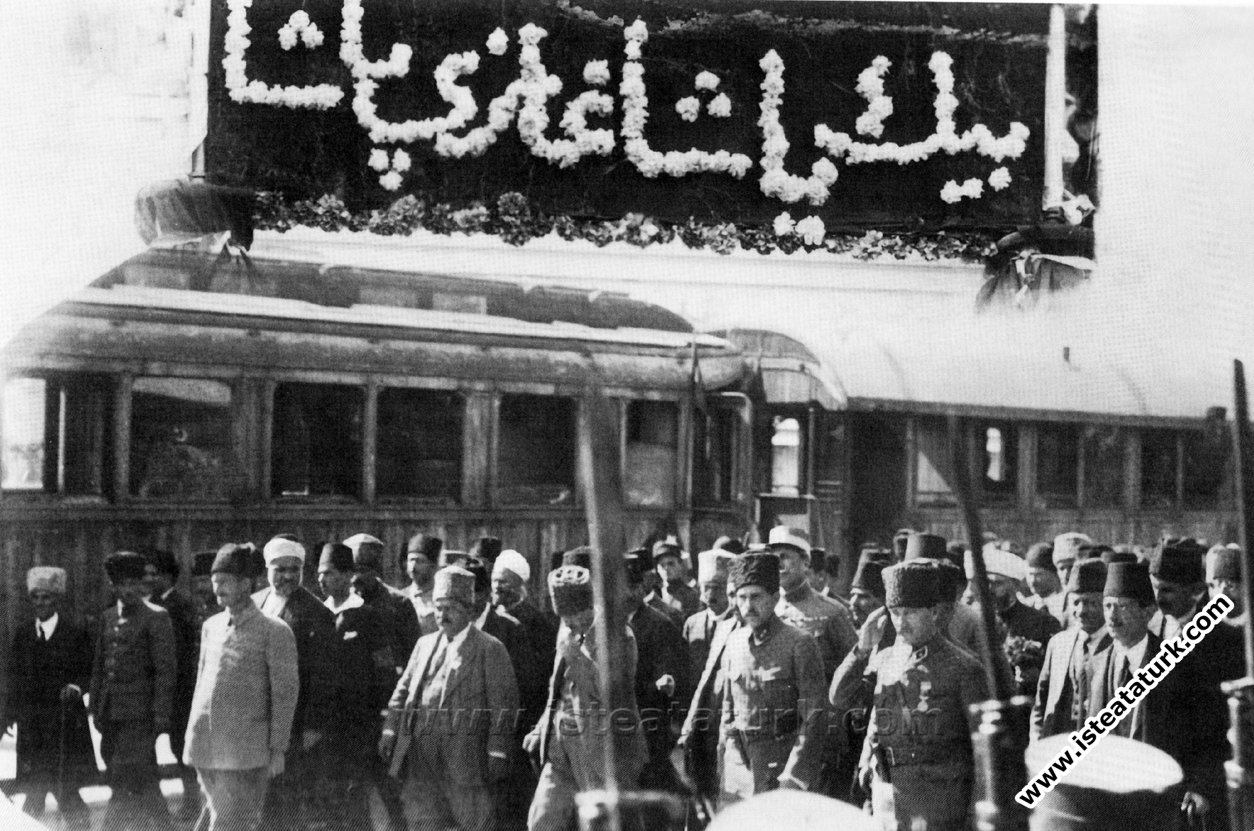 Başkomutan Gazi Mustafa Kemal'in Ankara'da karşılanması, Gazi Paşa çok yaşa pankartı asılmış. (02.10.1922)