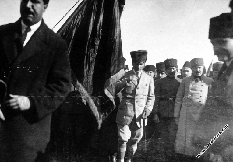 Başkomutan Mustafa Kemal, annesi Zübeyde Hanım�...