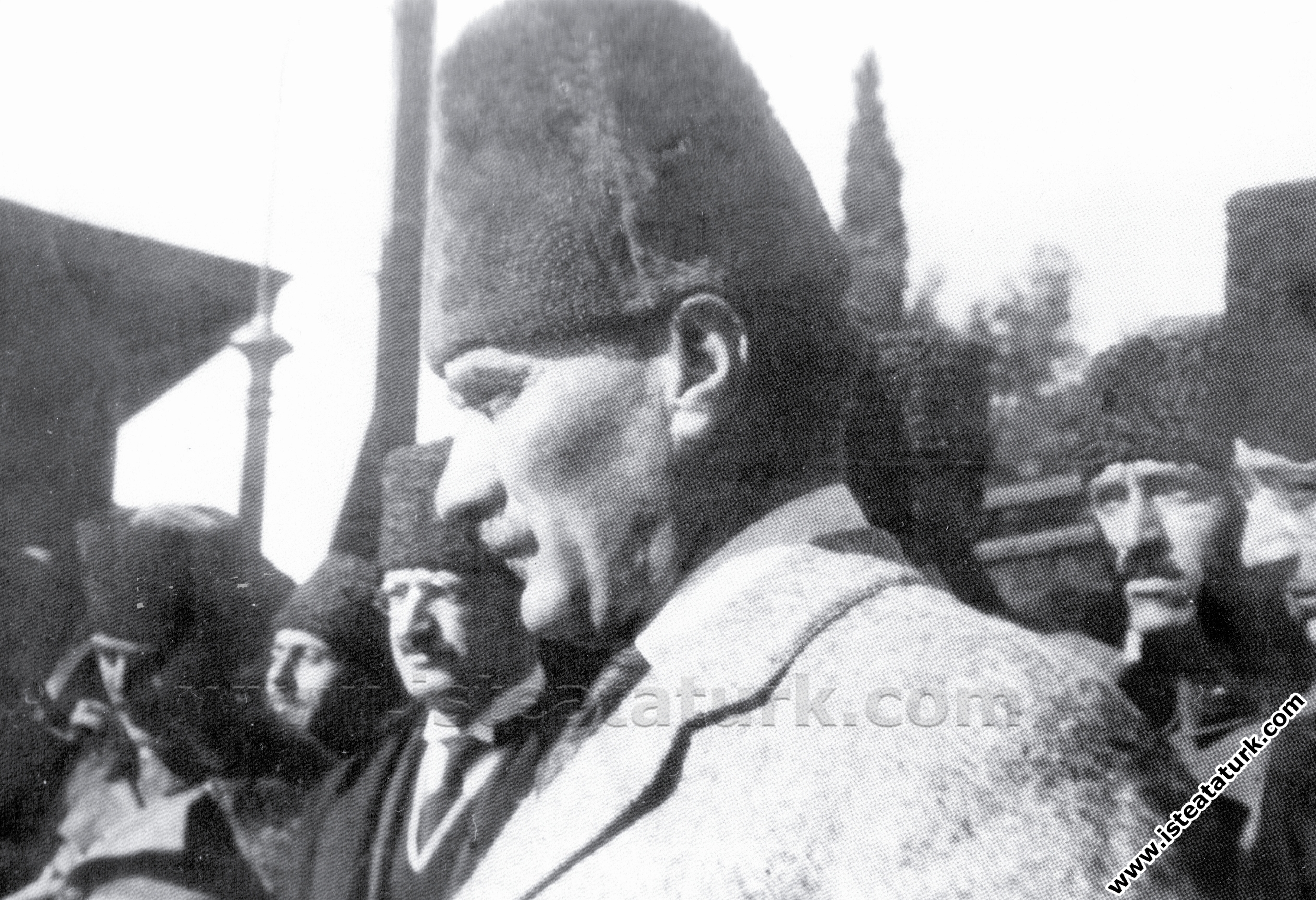 Başkomutan Mustafa Kemal, annesi Zübeyde Hanım�...