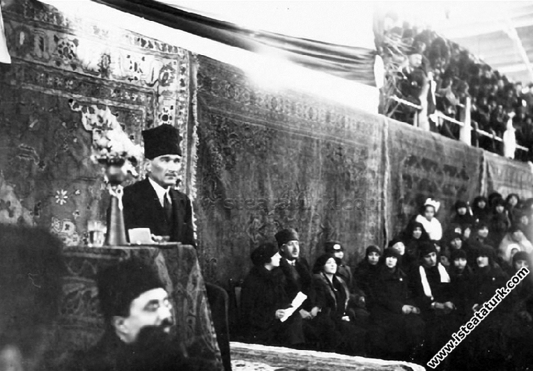 Başkomutan Mustafa Kemal, İzmir'de Kadınlar Bir...