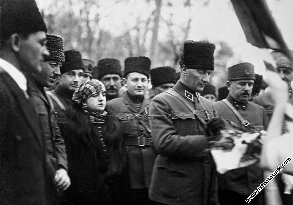 Başkomutan Mustafa Kemal Paşa, Akhisar'da Latife...