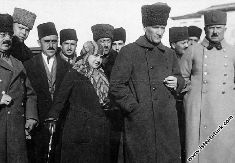 Başkomutan Mustafa Kemal Paşa, Edremit'te. Yanında eşi Latife Hanım ve Kazım Karabekir Paşa bulunmaktadır. (09.02.1923)