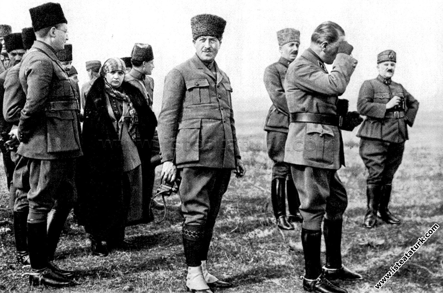 Başkomutan Mustafa Kemal Paşa, Akhisar Çiftlik İstasyonu civarında yapılan Süvari Kolordusu Tatbikatı’nda. (4 Şubat 1923)