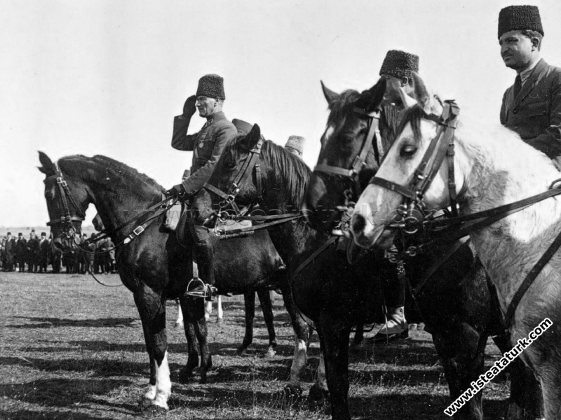 Başkomutan Mustafa Kemal Paşa, Akhisar Çiftlik İstasyonu civarında yapılan Süvari Kolordusu Tatbikatı’nda. (04.02.1923)