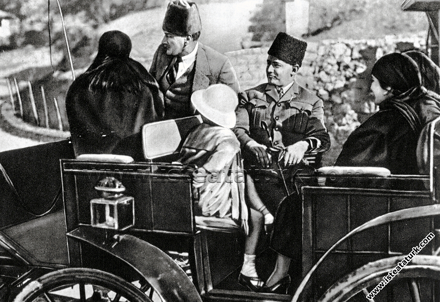 Gazi Mustafa Kemal Paşa Çankaya'da, bir gezintiye çıkarken Ankara. (02.03.1923)