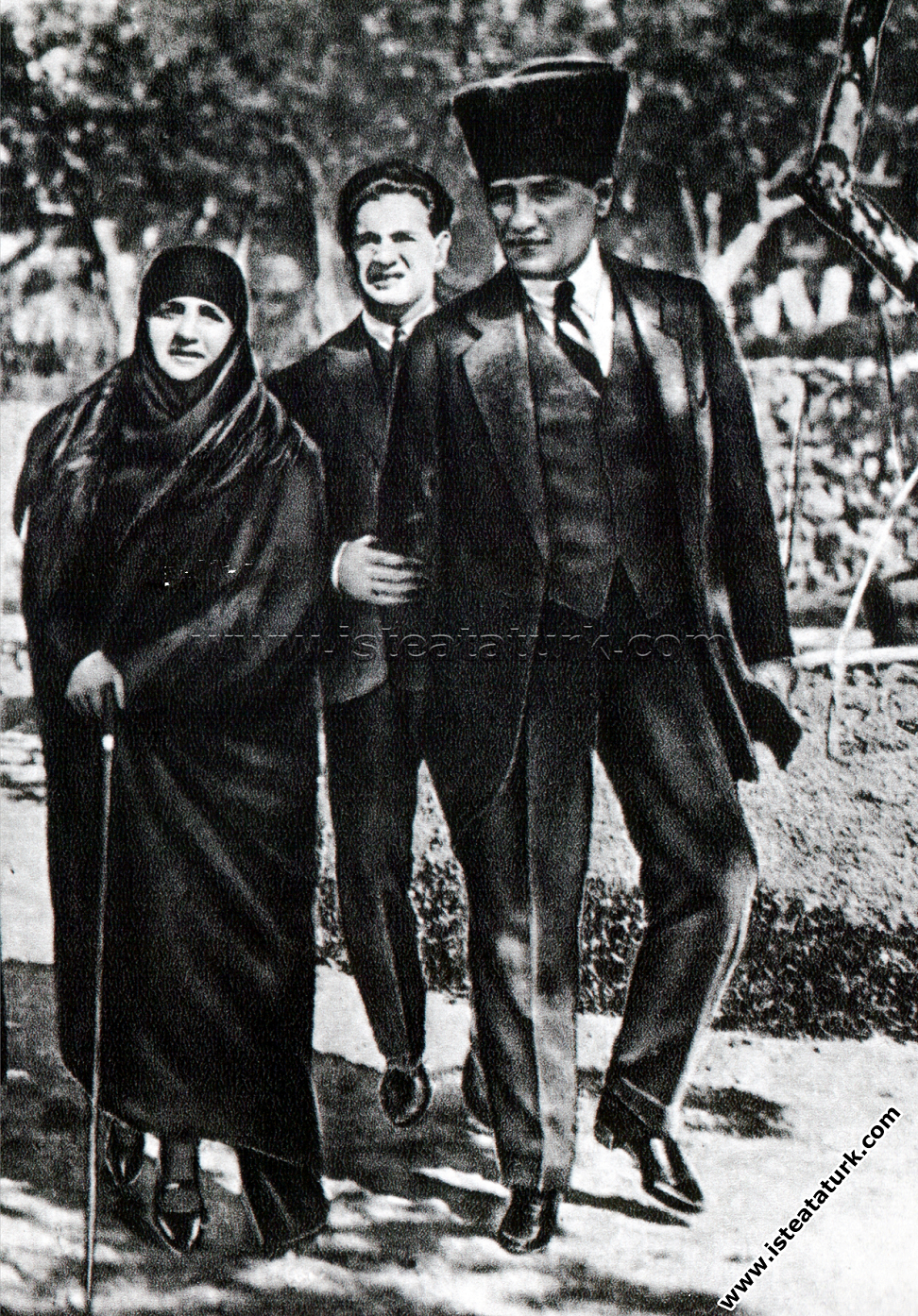 Çankaya Köşk’ü bahçesinde Latife Hanım’la birlikte, Ankara. (05.03.1923)