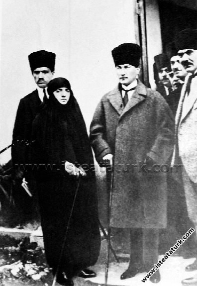 Mustafa Kemal Paşa eşi Latife Hanım'la Adana'da...